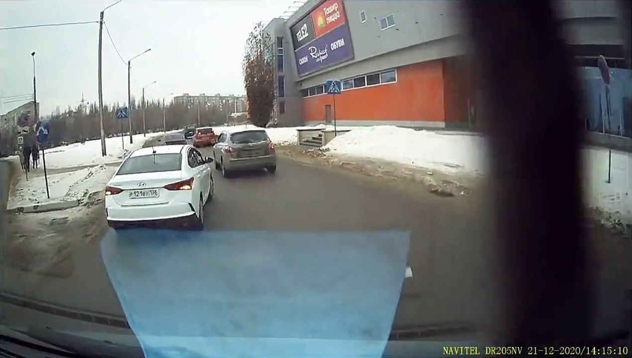 Un camion pousse une voiture