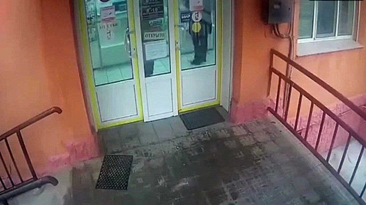Une femme commet un petit vol au supermarché