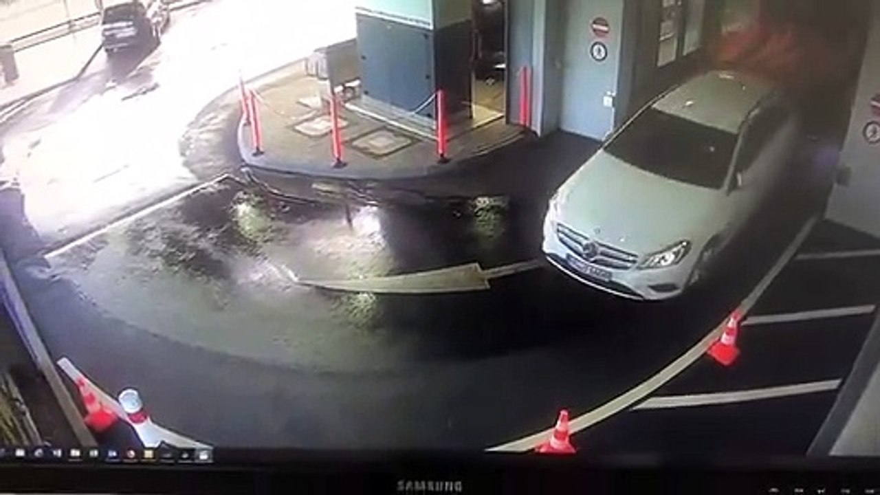 Une femme sort d’une station de lavage avec sa voiture propre mais en mauvais état