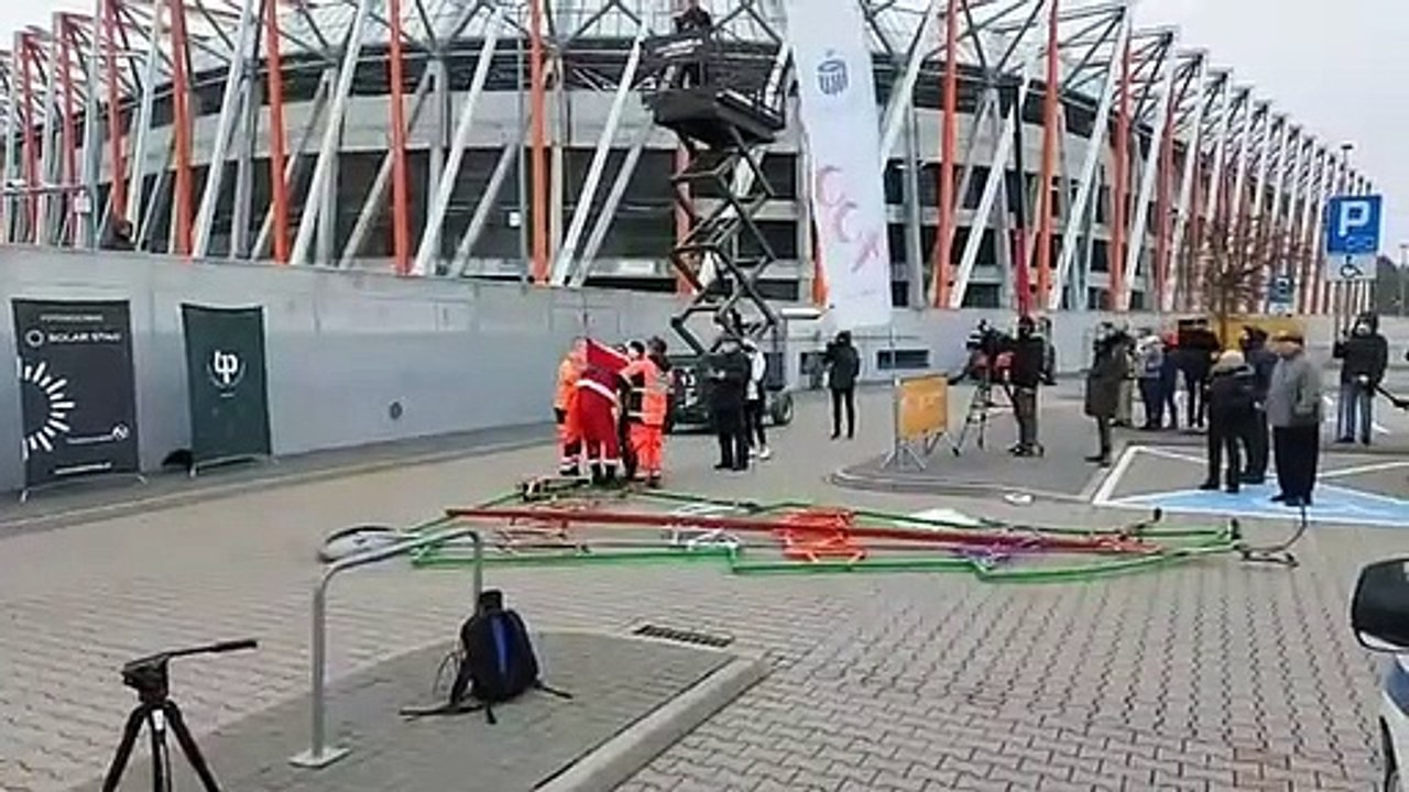 Chute du Père Noël sur un vélo géant