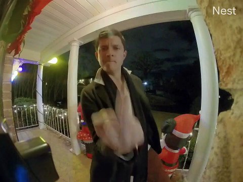 Il a dansé devant la caméra en pensant qu’il était chez une amie