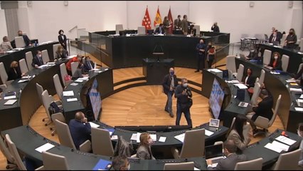 Miembros del pleno aplauden el momento en el que Ortega Smith se acerca a hablar con Villacís