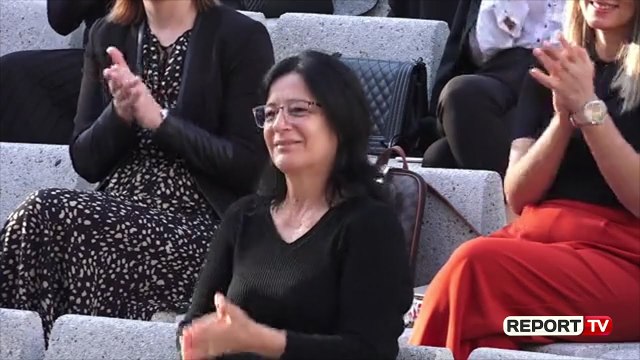 Report TV -'Je heroinë e vërtetë', kush ishte gruaja që emocionoi Veliajn te Amfiteatri i Tiranës