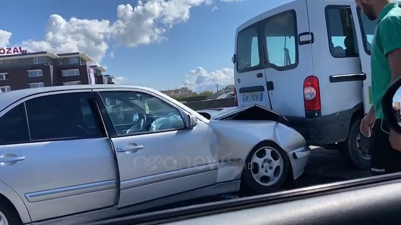 Ora News - Aksident i trefishtë mes automjetesh në Shkozet të Durrësit