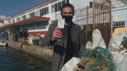Un joven griego moviliza a los pescadores para limpiar el Mediterráneo