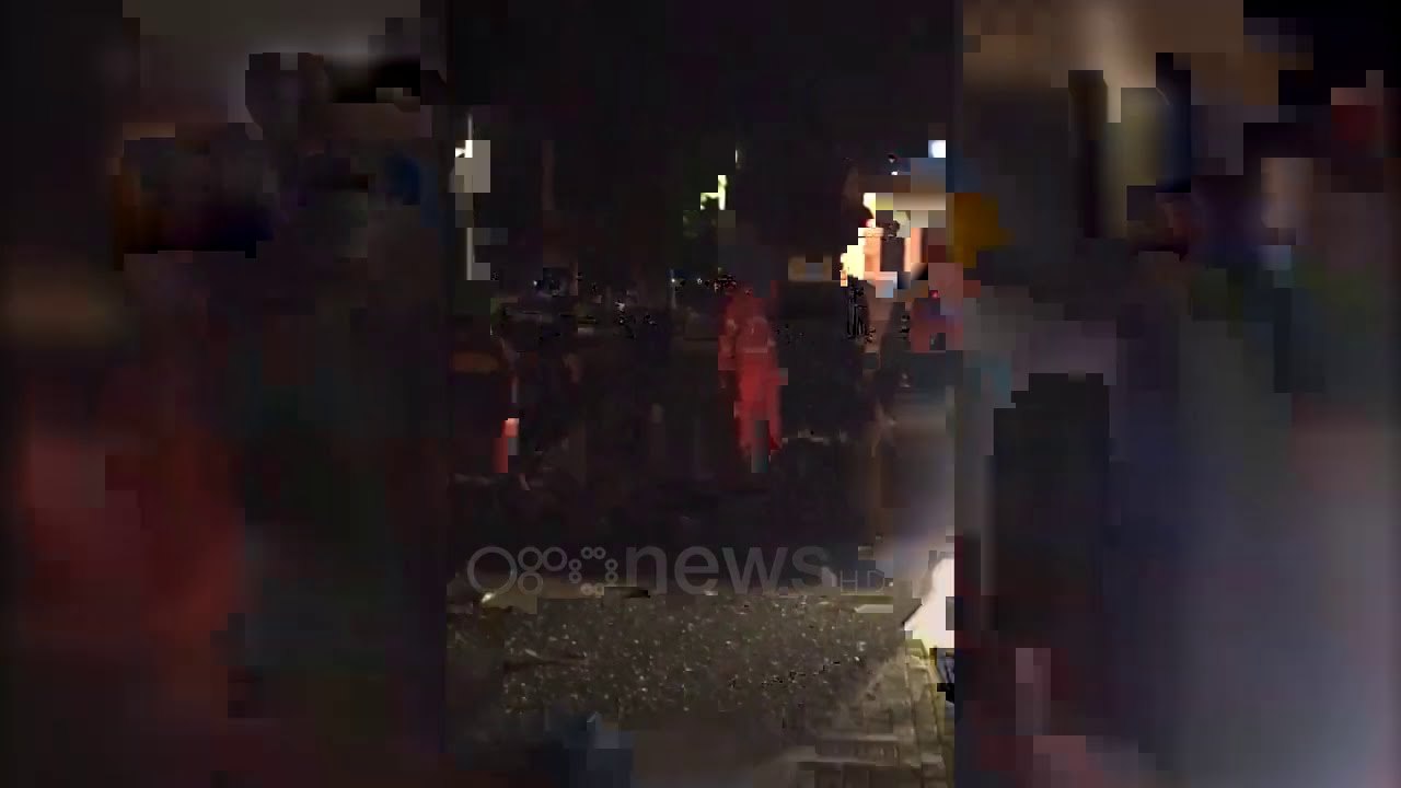 Ora News - Aksident në Kamëz, mjeti rrëzon në tokë shtyllën e ndriçimit dhe përmbyset