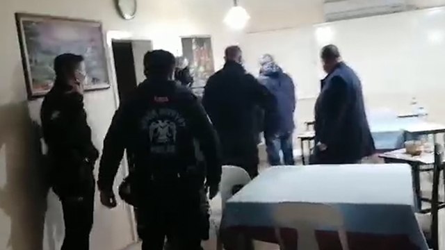 Polis baskınında, masaların altına saklandılar ama yakalandılar