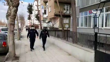 Polisin sırtında taşıdığı kadından polislere, 'Adımlarınıza kurban olurum'