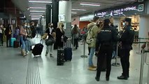 La Policía Nacional revisa los salvoconductos de los viajeros en Atocha