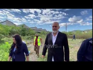 Ora News - “Nofka”, ja si e “përkëdhel” Ramën ministrja Balluku