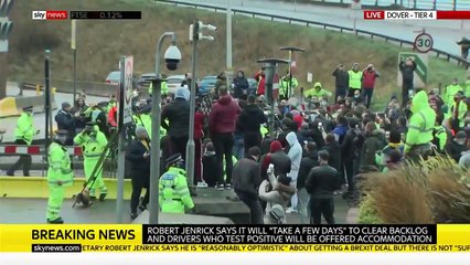 Regardez les images des violentes tensions qui éclatent entre les chauffeurs et la police au port de Douvres après la réouverture du passage de la Manche: "La situation est inhumaine!"
