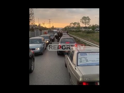 Mbi 40 trafik i rënduar në rrugën dytësore të autostradës Tiranë- Durrës, shoferët fikin makina!