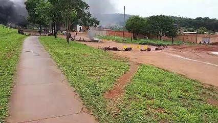 Manifestantes bloqueiam pista contra derrubadas em São Sebastião