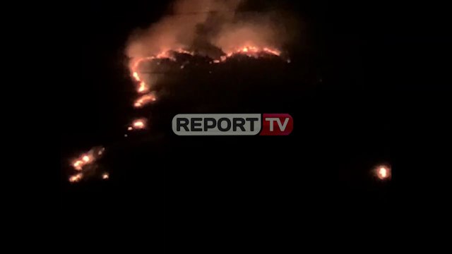 Report TV - Zjarr i madh në Vlorë, terreni malor bën të vështirë ndërhyrjen e zjarrfikëses