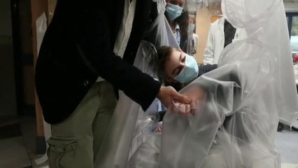 Abrazar y tocar ya es posible en un hospital infantil de Roma para sentir el calor de los familiares