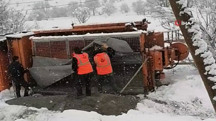 - Kar temizleme çalışması yapan iş makinesi devrildi