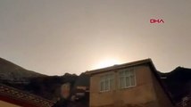 Çin'in Çinghay eyaletinde göktaşı olduğu tahmin edilen bir cisimin gökyüzünde ateş topuna dönüşerek düşme anı paniğe neden oldu
