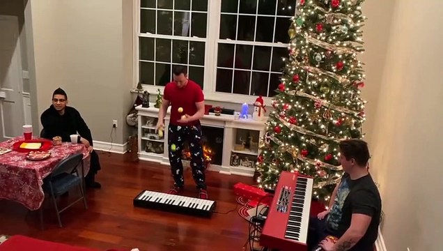 Il joue au piano en lançant des balles sur les touches