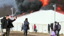 شاهد: حريق هائل في مخيم للمهاجرين في البوسنة وجماعات حقوقية تتهم السلطات بالتقصير