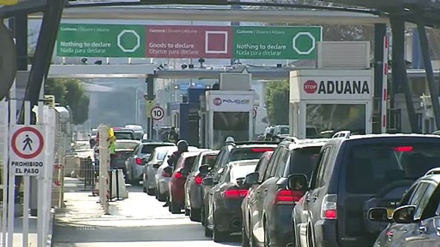 Largas colas en la frontera con Gibraltar tras el anuncio del Gobierno