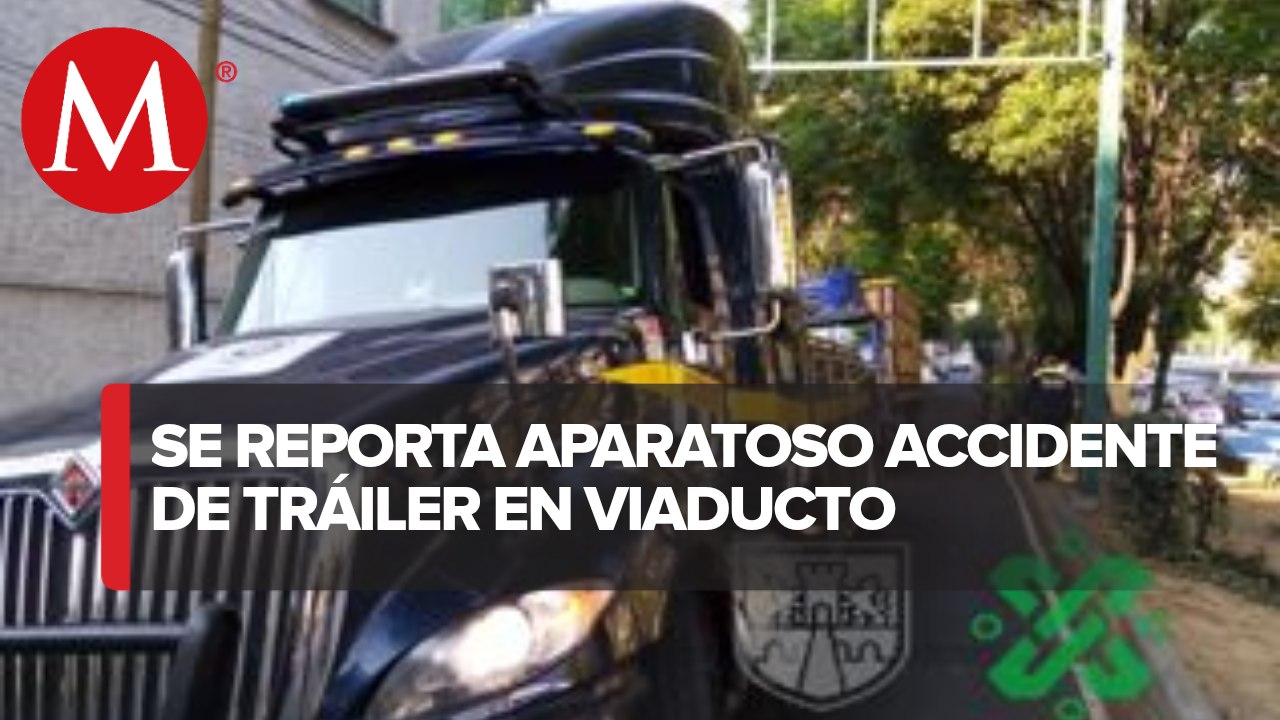 Volcadura de tráiler en lateral de viaducto, CdMx