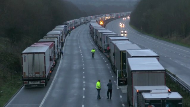Miles de camioneros españoles continúan atrapados en la frontera entre Reino Unido y Francia