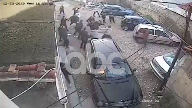 Sherr masiv ne Fier, adoleshentet grushte dhe sende te forta ndaj njeri-tjetrit _ ABC News Albania