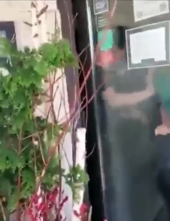 Woman fights Red Lobster employees, demanding a refund, as they tried to kick her out, and she attacked them