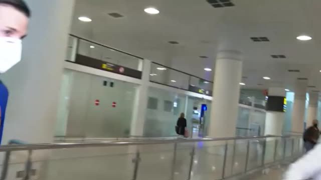 Heurtel llega a Barcelona con rostro serio y sin articular palabra