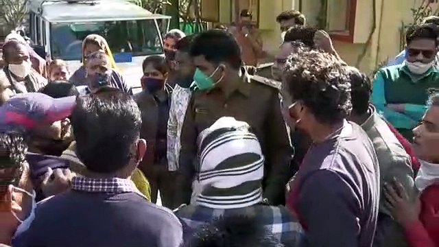 मक्सी रोड पर सब्जी मंडी में किसान और दुकानदारों के बीच हुआ विवाद