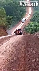 Un camion en galère dans une montée boueuse