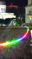 Il s'amuse avec son lasershow portable et c'est impressionnant