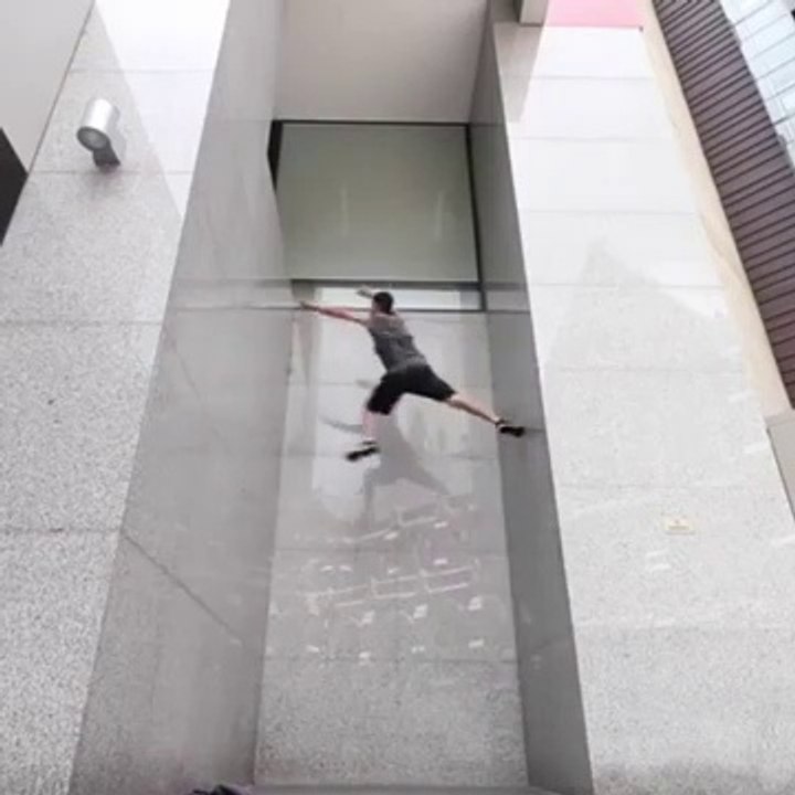 Il tente de grimper ce mur de marbre lisse... impossible? Pas certain