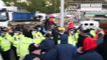 Fransa'ya geçmek isteyen TIR şoförleri ile polis arasında arbede