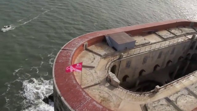 ''Octobre Rose'' flotte au-dessus du Fort Boyard (Octobre 2013)
