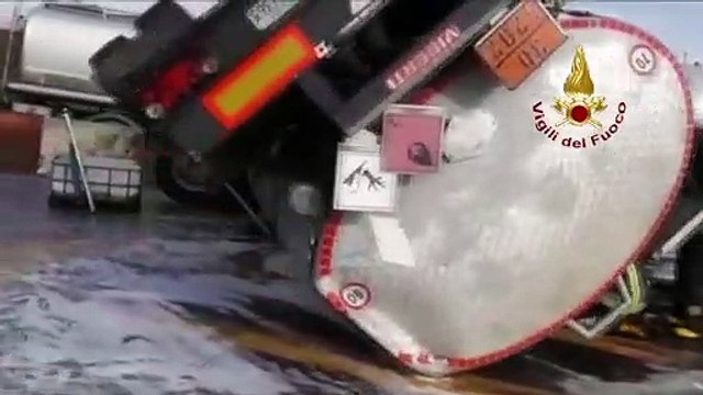 Milano - Autocisterna si ribalta sulla Rho-Monza a Paderno Dugnano (23.12.20)