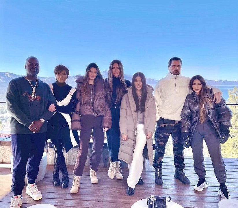People Think That Kourtney Kardashian Was Photoshopped Into the Latest Kardashian Family P