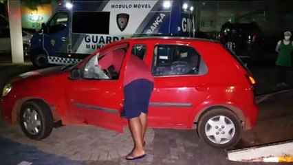 Criança de 4 anos é deixada trancada em carro no Centro; GM e Conselho Tutelar foram mobilizados