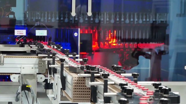 Argentina autoriza vacunas Sputnik V y Pfizer, mientras restringe turismo