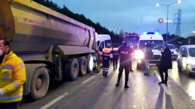 Okmeydanı TEM bağlantı yolu Ankara istikametinde minibüs ile hafriyat kamyonu çarpıştı: 3 yaralı