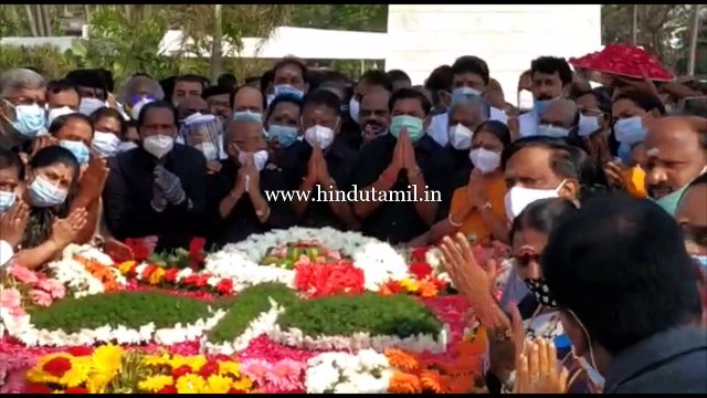 முன்னாள் முதல்வர் டாக்டர் எம்ஜிஆர் நினைவு தினம் - தமிழக முதல்வர் எடப்பாடி பழனிச்சாமி, துணை முதல்வர் ஓ.பன்னீர்செல்வம் மற்றும் அதிமுக தொண்டர்கள் மலர் அஞ்சலி செலுத்தினர்