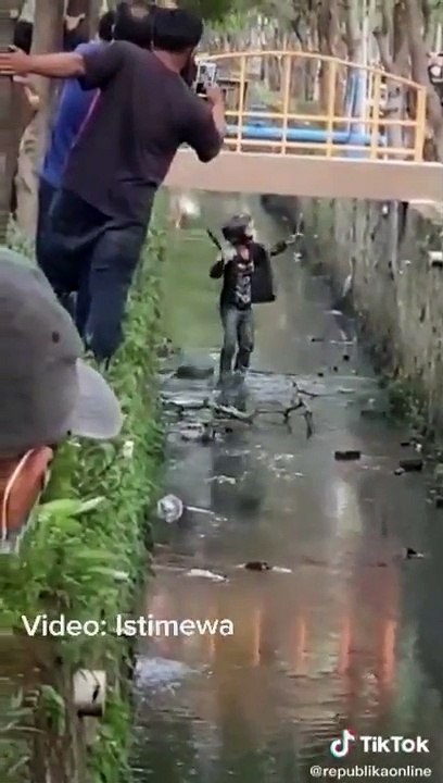 An Armed Thief BECOMES MONTHLY CITIZENS