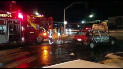 Após acidente, veículo é  tomado por chamas no Bairro Santa Cruz