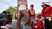 Gajah Santa agih topeng muka kepada pelajar Thailand