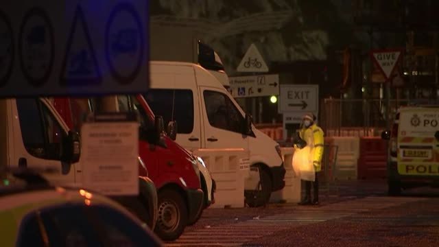 Miles de camioneros atrapados en Dover se someten a los test de coronavirus