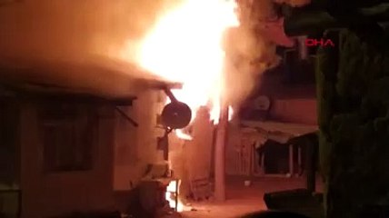 Kanser hastası adam evinin yanışını gözyaşlarıyla izledi