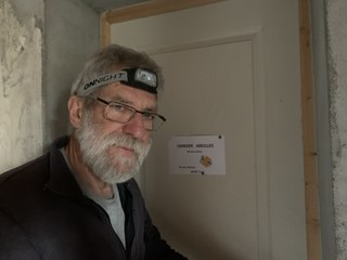 Xavier Dumont présente ses ruches en cave