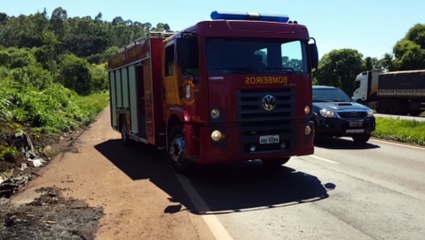 Veículo sai da pista e bate contra barranco na BR-467, em Cascavel