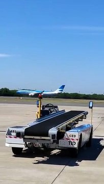 ¡Llegaron las vacunas! El momento en el que aterrizó el avión de Aerolíneas Argentinas con las Sputnik