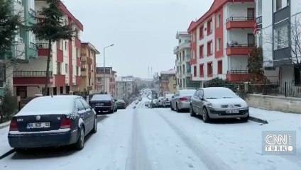 下载视频: Araçlar buz pistindeymiş gibi kaydı | Video